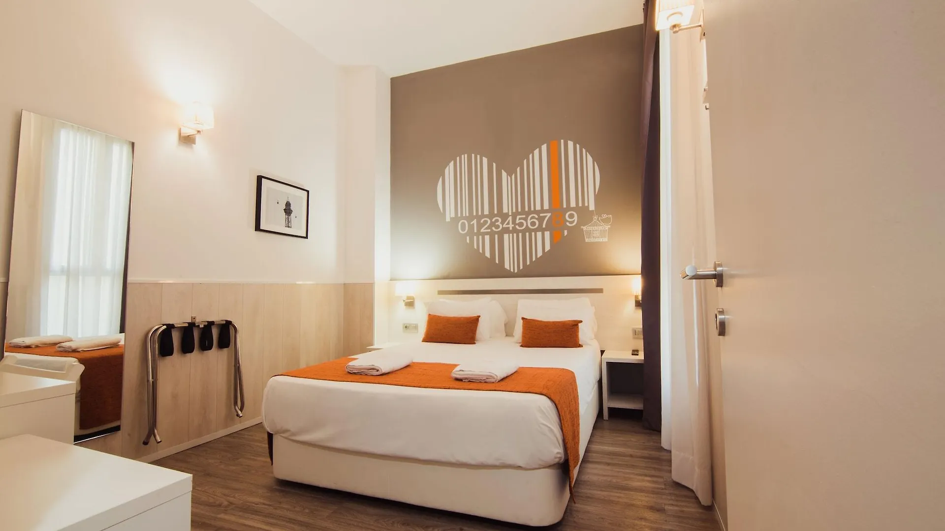 Hostal Live Барселона 2*,