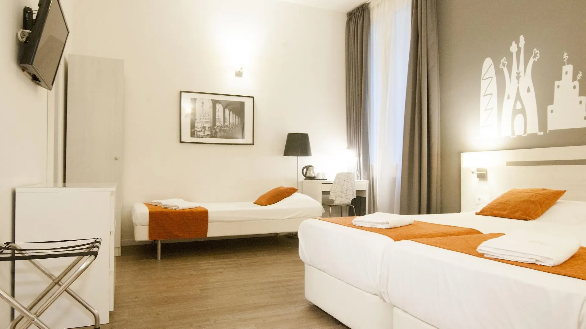 Hostal Live Барселона